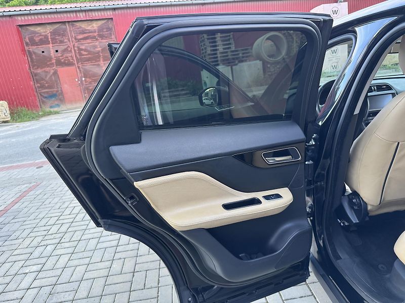Jaguar F-Pace (2017) 2.0D, 132 kW - fotka 14 z 21