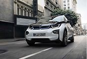 BMW i3 s prodlužovačem dojezdu, tedy dvouválcovým spalovacím motorem, je příkladem sériového hybridu.