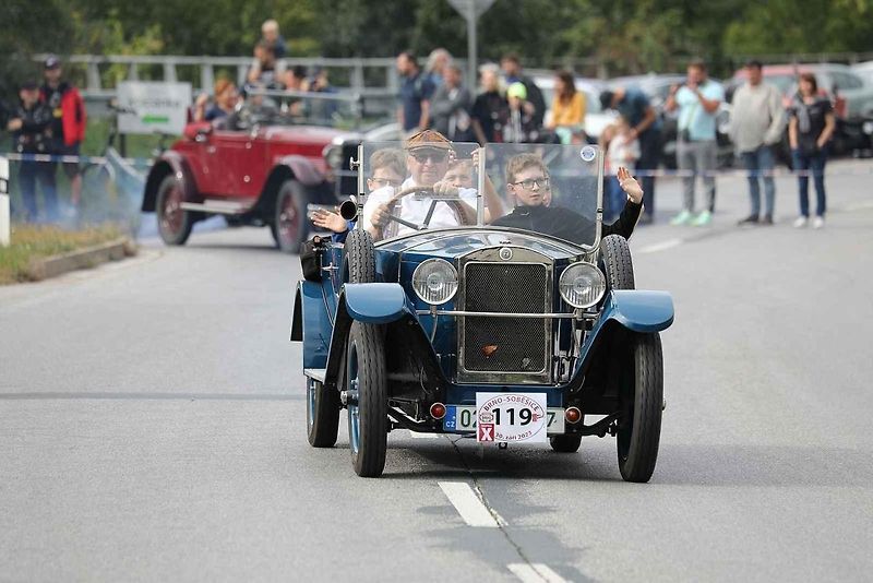 Na akci Jízda do vrchu a výstava historických vozidel se představilo na tři sta automobilů a motocyklů.