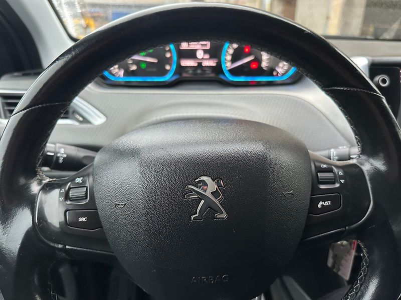 Peugeot 2008 (2017) Allure 1.6Hdi 88kw - fotka 18 z 24