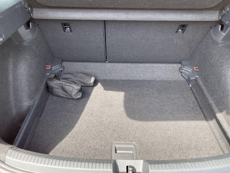 Volkswagen Taigo (2023) 1.5 TSI DSG R-Line - fotka 31 z 35