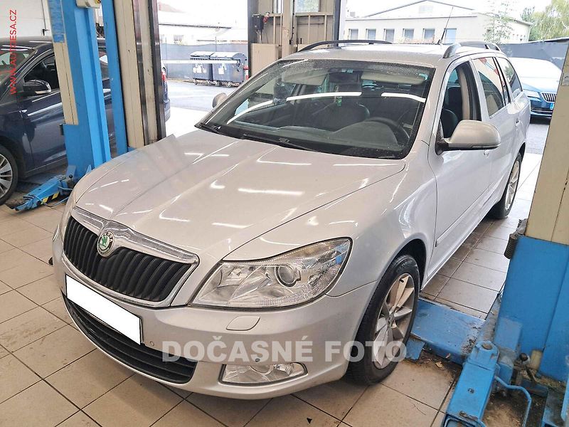 Škoda Octavia (2010) 2.0TDI, AT, xenon - fotka 1 z 3