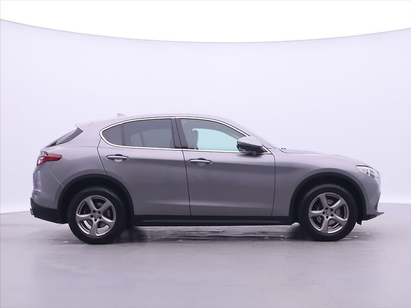 Alfa Romeo Stelvio 2,0 TBi 148kW Aut. Q4 Super - fotka 8 z 32