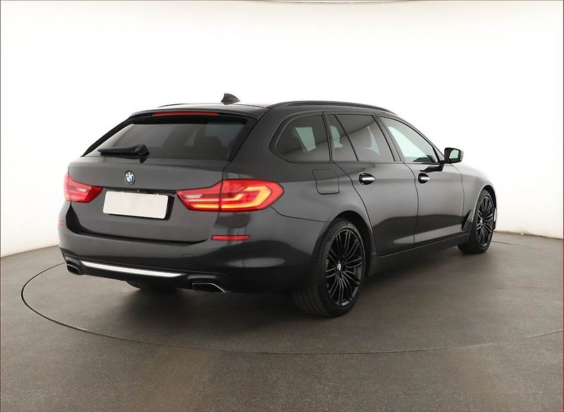 BMW Řada 5 (2018) Luxury Line 540i xDrive - fotka 5 z 20