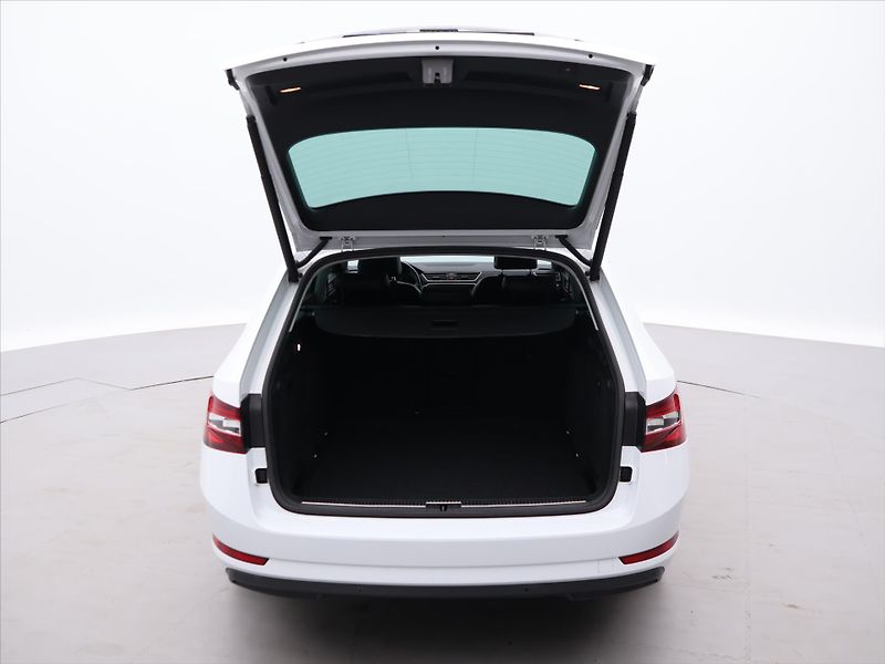 Škoda Superb 2,0 TDI 110kW DSG Style - fotka 9 z 35
