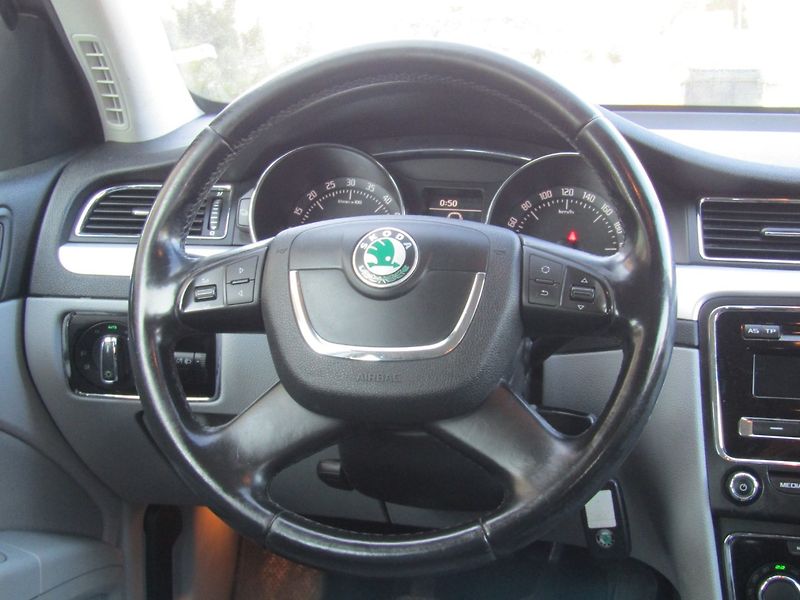 Škoda Superb (2011) 1.6 TDI 77kW ZIMNÍ PNEU - fotka 10 z 32
