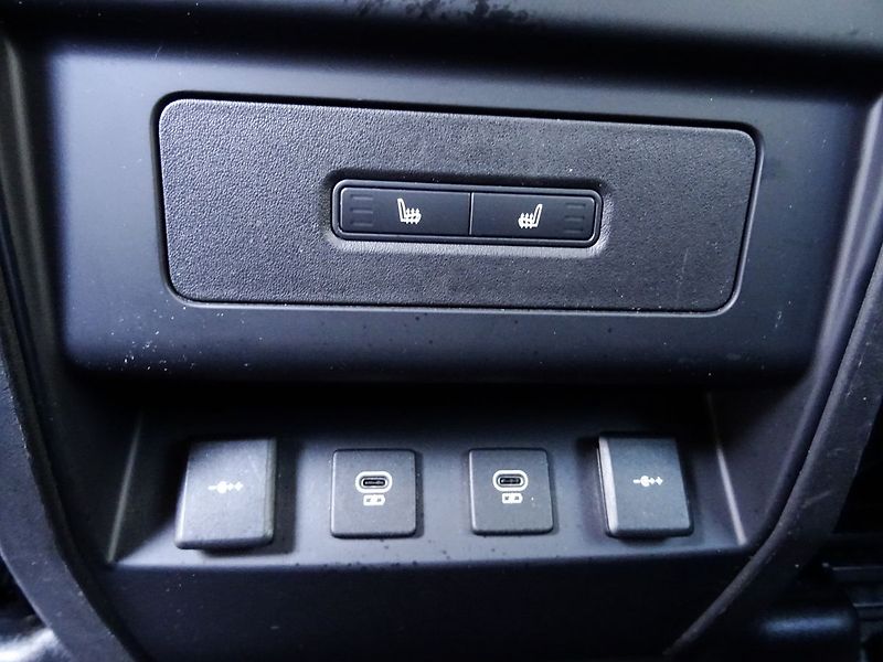 Land Rover Defender 110 D300 221kW Black Packet ČR - fotka 24 z 33