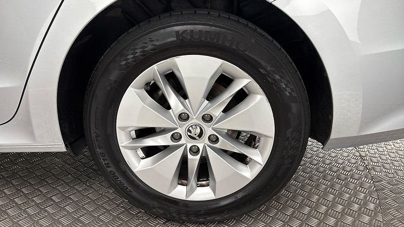 Škoda Octavia 2.0 TDI Ambition Combi - fotka 19 z 24