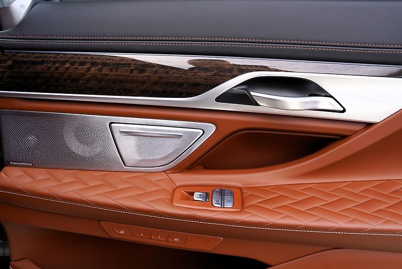 BMW Ostatní M760Li xDrive/6.6i/V12/590PS - fotka 18 z 47