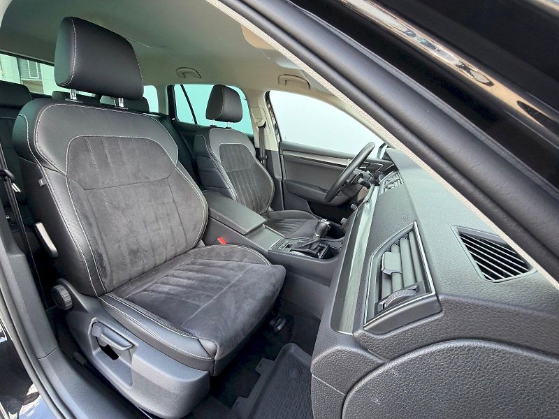 Škoda Superb (2022) 2.0 TSI 140kW Style Extra - fotka 30 z 35