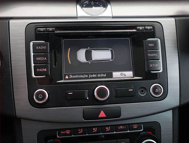 Volkswagen Passat (2011) 2.0 TDI, Navi, Xenony - fotka 16 z 20