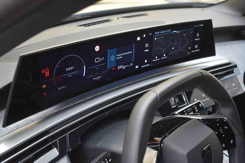 Peugeot 5008 v nové generaci narostl.