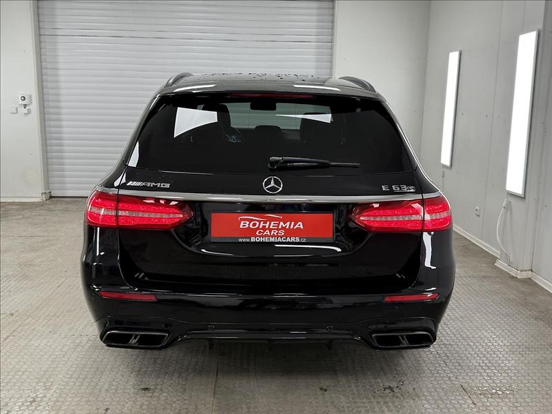 Mercedes-Benz Třídy E 4,0 Mercedes-AMG E 63S 4MATIC+ - fotka 5 z 35