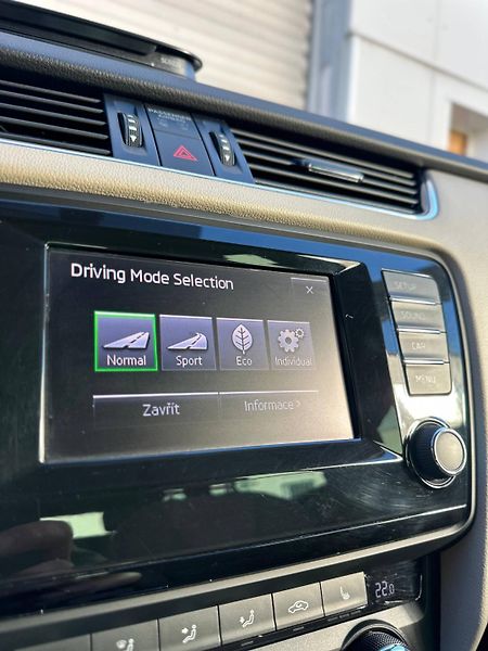 Škoda Octavia (2014) 2.0 TDI 110 KW DSG ACC TAZNE - fotka 27 z 37