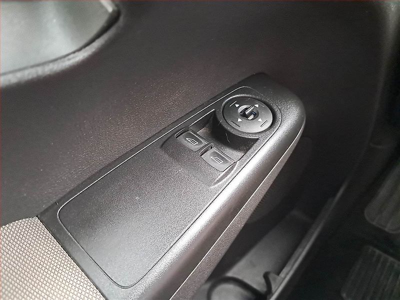 Ford Tourneo Courier (2017) Titanium 1.0 EcoBoost, 5Míst - fotka 15 z 17