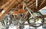 Pohled z druhé strany na motocykl Torpedo z roku 1903.