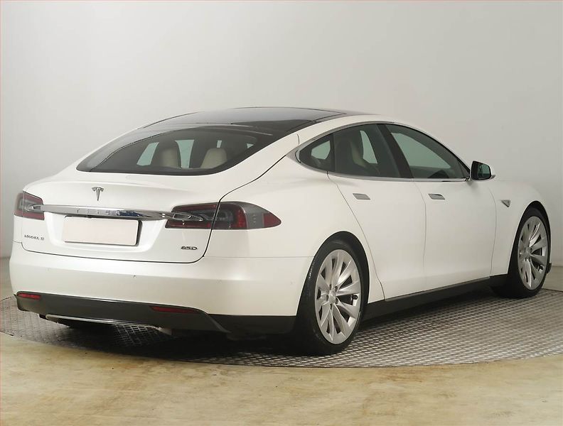 Tesla Model S (2015) 85D, SoH 84% - fotka 5 z 23