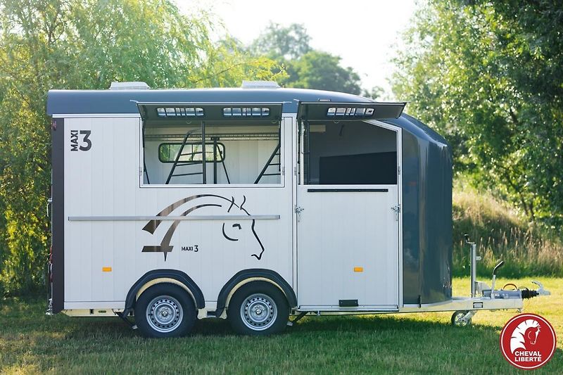 Cheval Liberté (2026) MAXI 3 ŠEDÝ - fotka 23 z 23