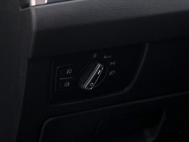 Volkswagen Passat 1,6 TDI Highline Tažné Panoram - fotka 16 z 37