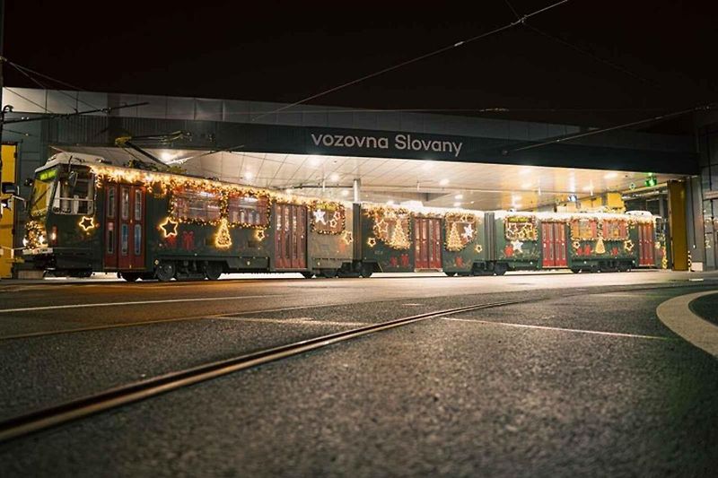 Praha má hned několik vánočních tramvají.