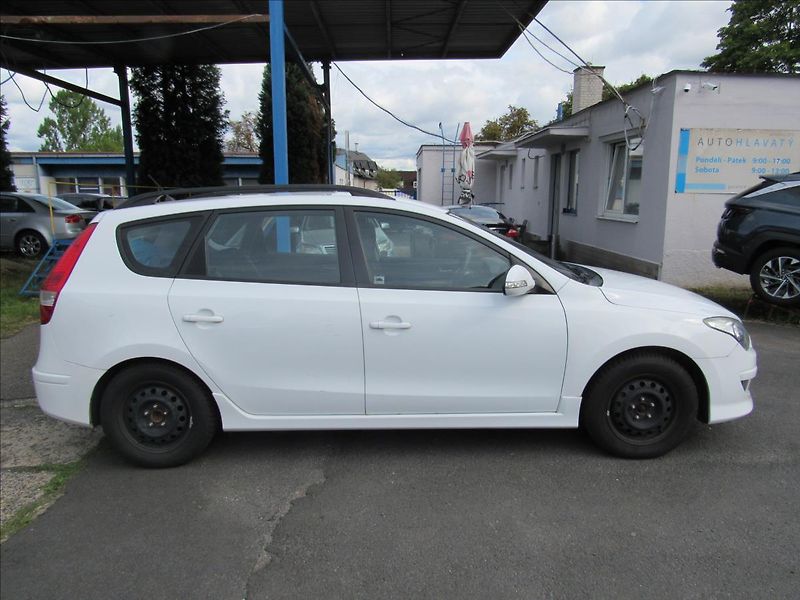 Hyundai i30 1,4 i 80kW Combi - fotka 8 z 27