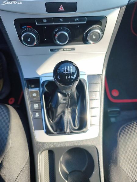 Volkswagen Passat (2011) - fotka 27 z 31