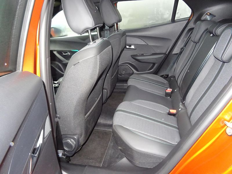 Peugeot 2008 (2023) ALLURE PACK 1.5 BHDi 130k EAT8 - fotka 15 z 41