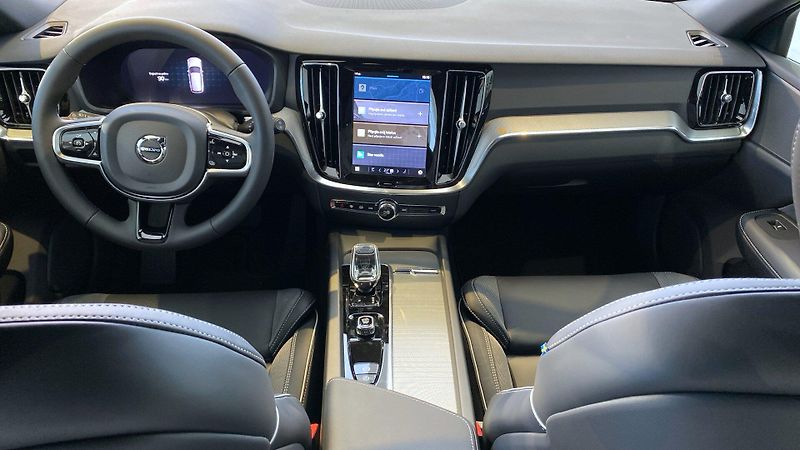 Volvo V60 (2026) PLUS DARK, B4, 145+10 kW / 197 - fotka 10 z 10