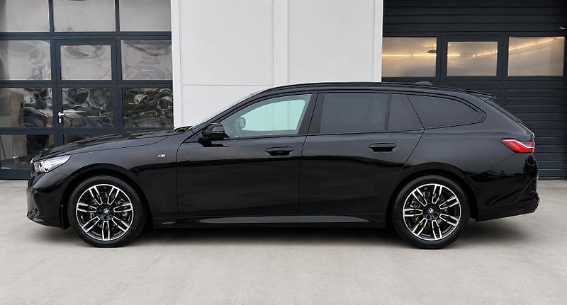 BMW Řada 5 520d xDrive Touring M-Sport - fotka 3 z 31