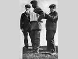 Charles Rolls (uprostřed) v roce 1910