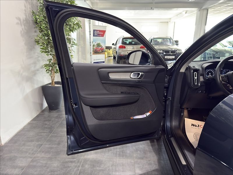 Volvo XC40 2,0   B4 AWD MOMENTUM DPH - fotka 6 z 35