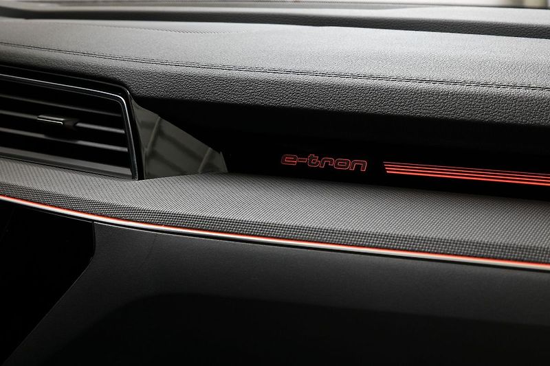 Audi e-tron 55 300kW SB BlackEdit ZÁRUKA - fotka 29 z 48