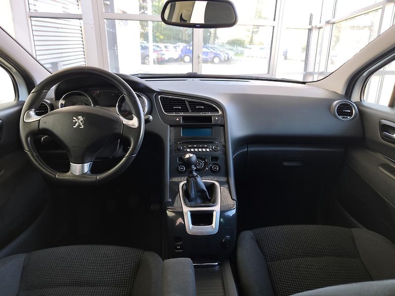 Peugeot 5008 (2016) 1.6 BlueHDi 88kW Allure - fotka 13 z 22