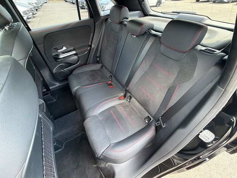 Mercedes-Benz GLA 200 d - fotka 28 z 36