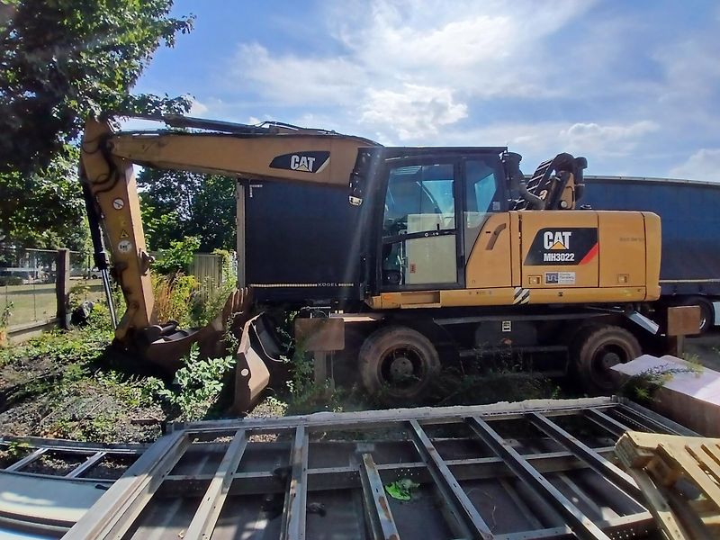 Caterpillar (2015) kolový bagr MH 3022 - fotka 1 z 23