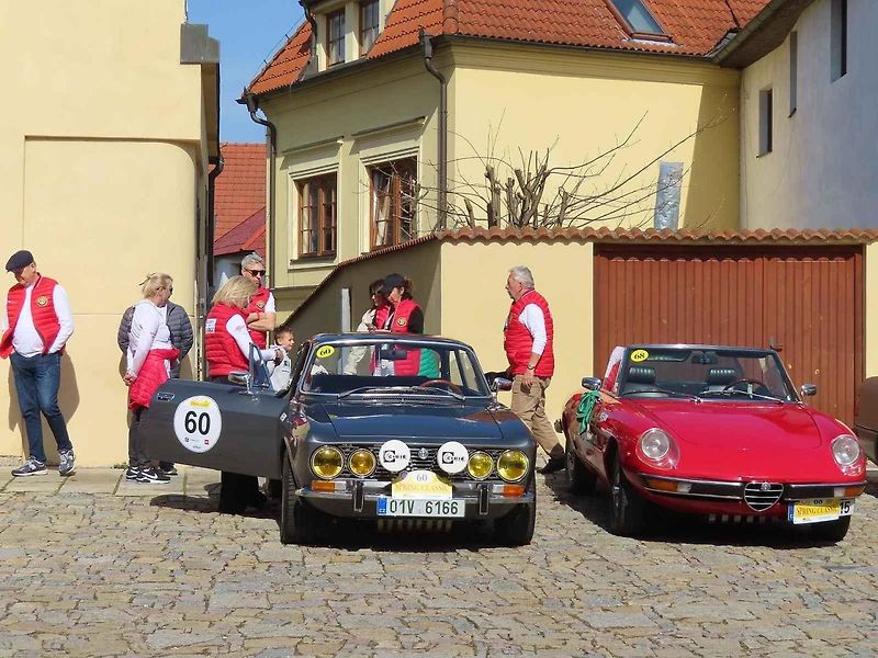 Michal a Jonáš Pavlíčkovi na startu. Rallye Spring Classic startovalo v sobotu 12. dubna dopoledne z jihočeského Tábora. Na trasu 231 kilometrů vyrazilo 100 posádek.