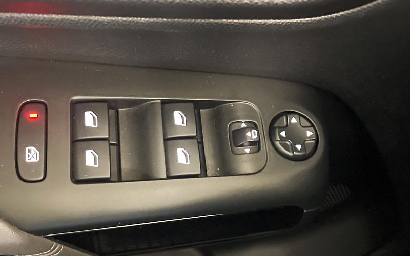 Citroën C5 Aircross 1.5 BlueHDI 130 FEEL PACK, ČR - fotka 21 z 30