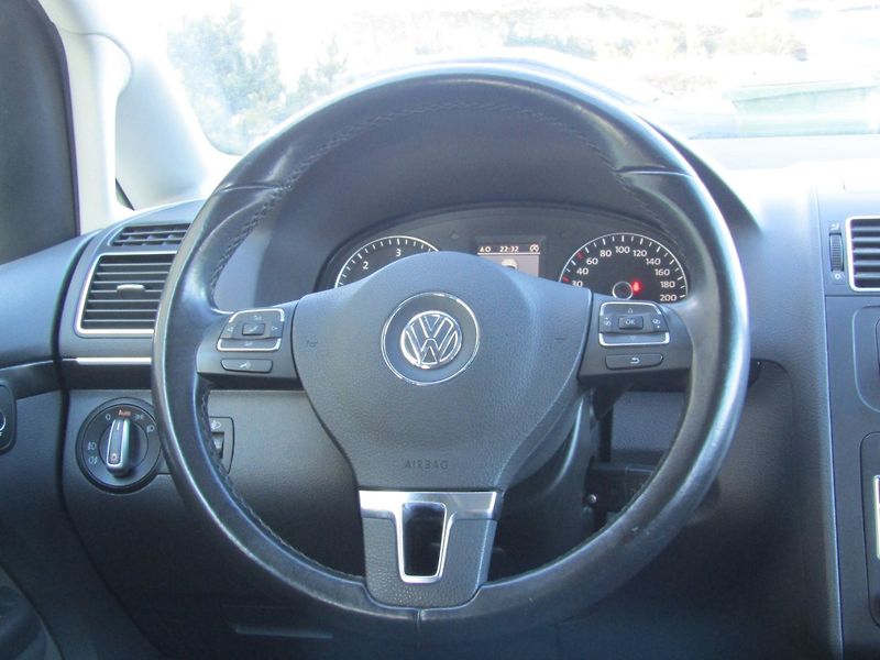 Volkswagen Touran (2011) 1.6 TDI 77kW  ROZVODY - fotka 16 z 47