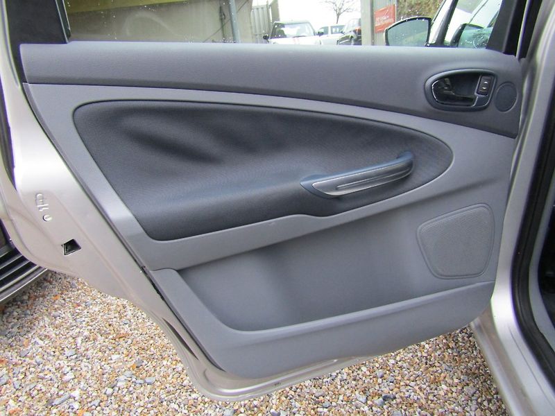 Ford Galaxy (2006) 2.0 TDCi 96kW  ZIMNÍ PNEU 7MÍS - fotka 20 z 40