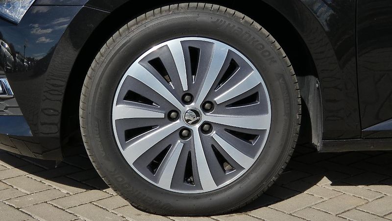 Škoda Superb Combi 2,0 TDI DSG Style - fotka 23 z 24