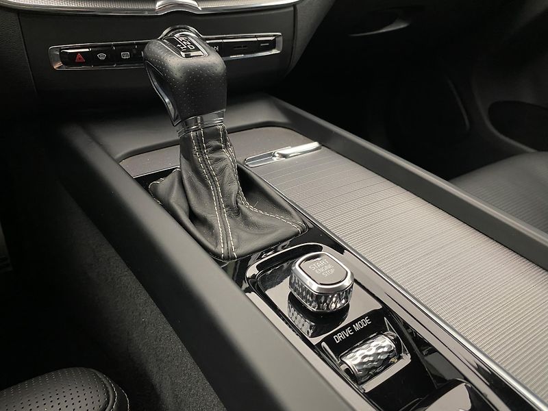 Volvo XC60 D4 AWD R-DESIGN REZERVACE - fotka 26 z 44