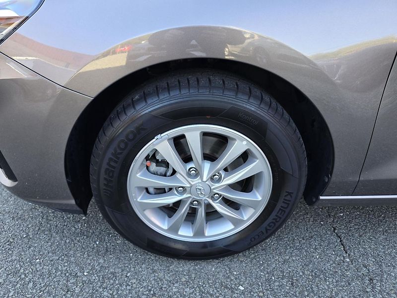 Hyundai i30 COMFORT / LED KAMERA NAVI - fotka 35 z 37