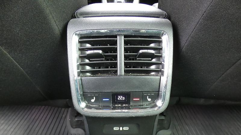 Škoda Octavia Combi 2,0 TDI Style 4x4 DSG 11 - fotka 24 z 27