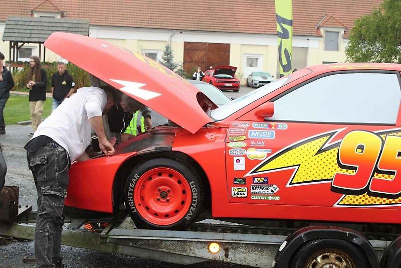Z podzimního autosrazu v areálu Pivovaru Holanďan v Hlízově.