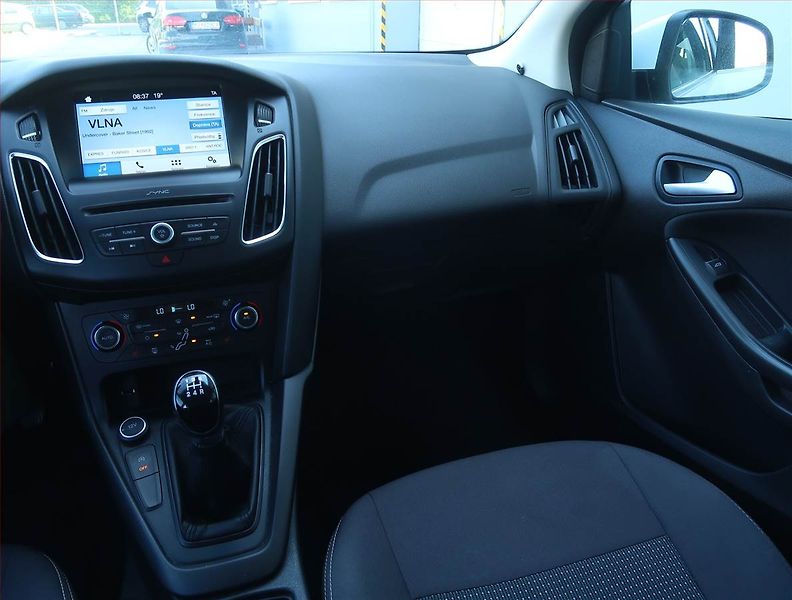 Ford Focus (2018) 1.0 EcoBoost, Tempomat - fotka 8 z 17