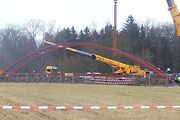 Jeden z nejsilnějších jeřábů v České republice osazoval Novém Dražejově na Strakonicku novou lávku přes řeku Otavu.