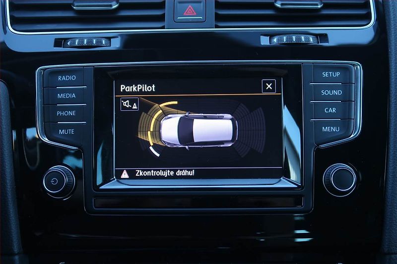 Volkswagen Golf (2014) Comfortline 1.6 TDI, Automat - fotka 16 z 23