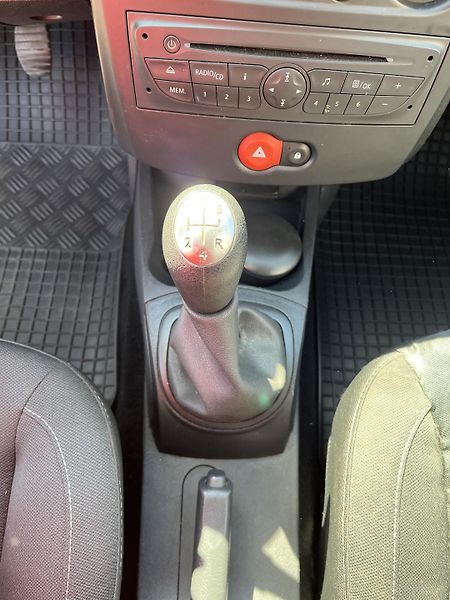 Renault Clio 1.2i 92100 km ČR - fotka 20 z 30
