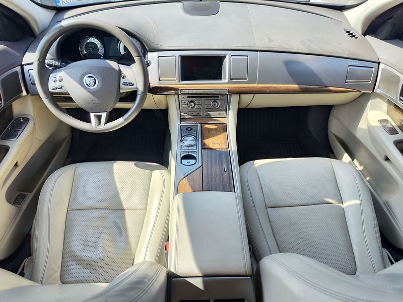 Jaguar XF 3.0/202kW V6 - fotka 12 z 31