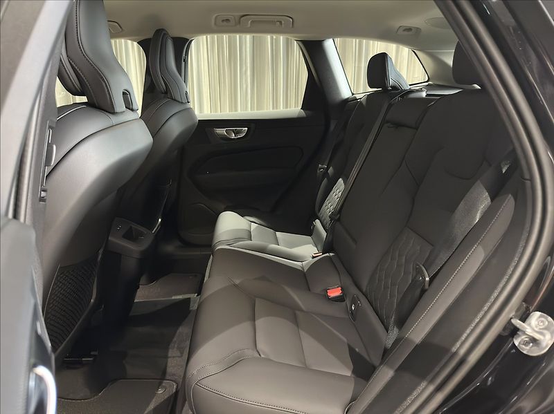 Volvo XC60 (2026) 2,0 B5  Plus Dark - fotka 17 z 31